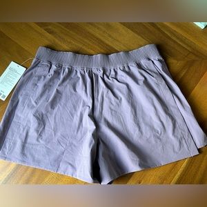 Stretch Woven
Relaxed-Fit HR Short 4” Purple Size XL